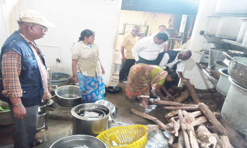 அதிகாரிகள் ஆய்வின் போது ஓட்டலில் அங்கும் இங்குமாக ஓடிய எலி-அதிர்ச்சி