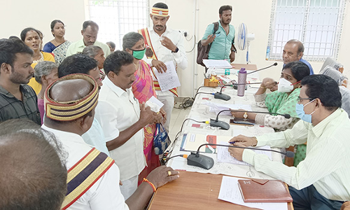 வீட்டு மனை பட்டா வழங்கி வீடு கட்டித்தர வேண்டும்- மீனவ மக்கள் கலெக்டரிடம் மனு