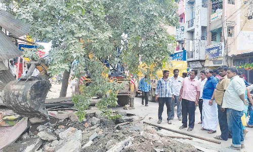 குடியாத்தத்தில் ஆக்கிரமிப்புகள் அகற்றும் பணி தொடக்கம்