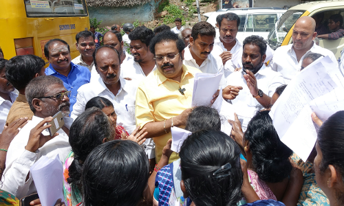 பொதுமக்களிடம் மனுக்கள் வாங்கிய கதிர் ஆனந்த் எம்.பி.