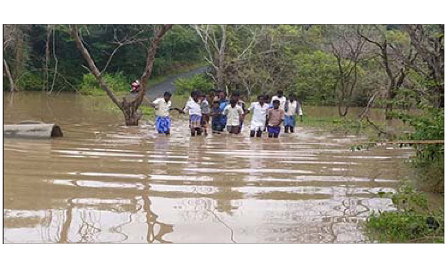 ஏக்கல்நத்தம் மலை கிராமத்தில் காட்டாறு வெள்ளத்தில் மூழ்கிய சாலை:   தினமும் ஆபத்தான முறையில் தண்ணீரில் இறங்கி கிராம மக்கள் பயணம்
