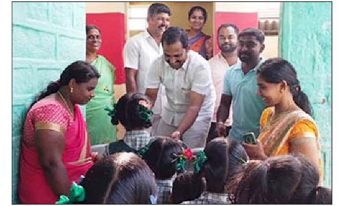 சூளகிரி அருகே தொடக்கப்பள்ளியில்   மாணவர்களுக்கு காலை சிற்றுண்டி திட்டம் குறித்து ஆய்வு