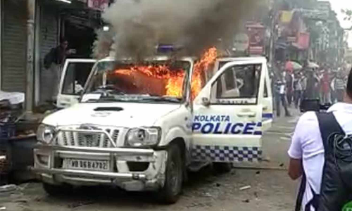 கொல்கத்தாவில் பாஜக பேரணியில் வன்முறை- போலீஸ் வாகனத்திற்கு தீவைப்பு