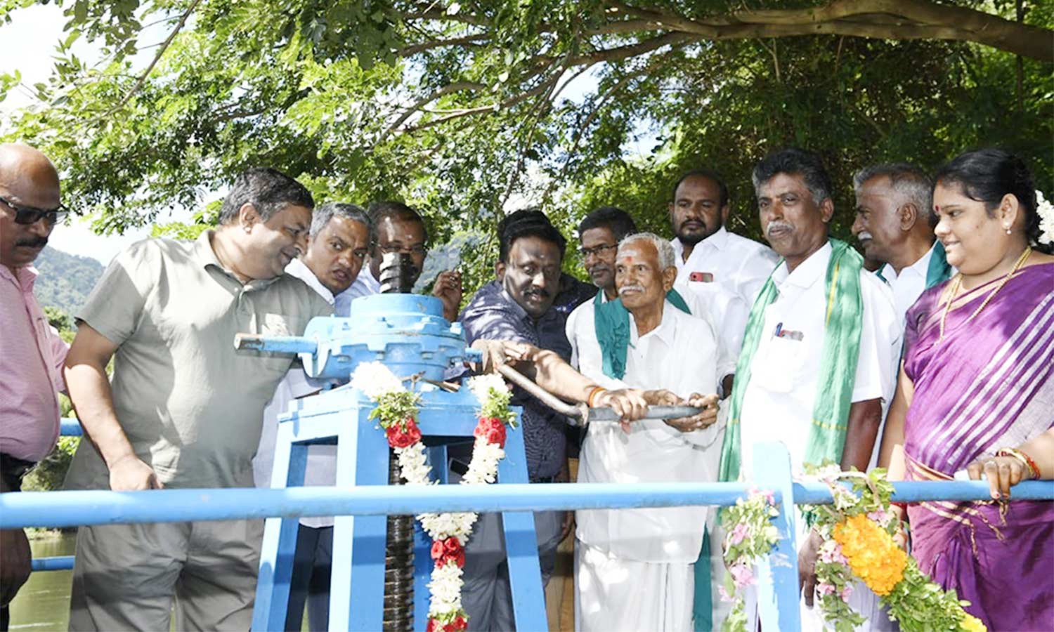 முல்லைபெரியாற்றில் இருந்து 18-ம் கால்வாயில் பாசனத்திற்கு தண்ணீர் திறப்பு  கலெக்டர் முரளிதரன் திறந்து வைத்தார்