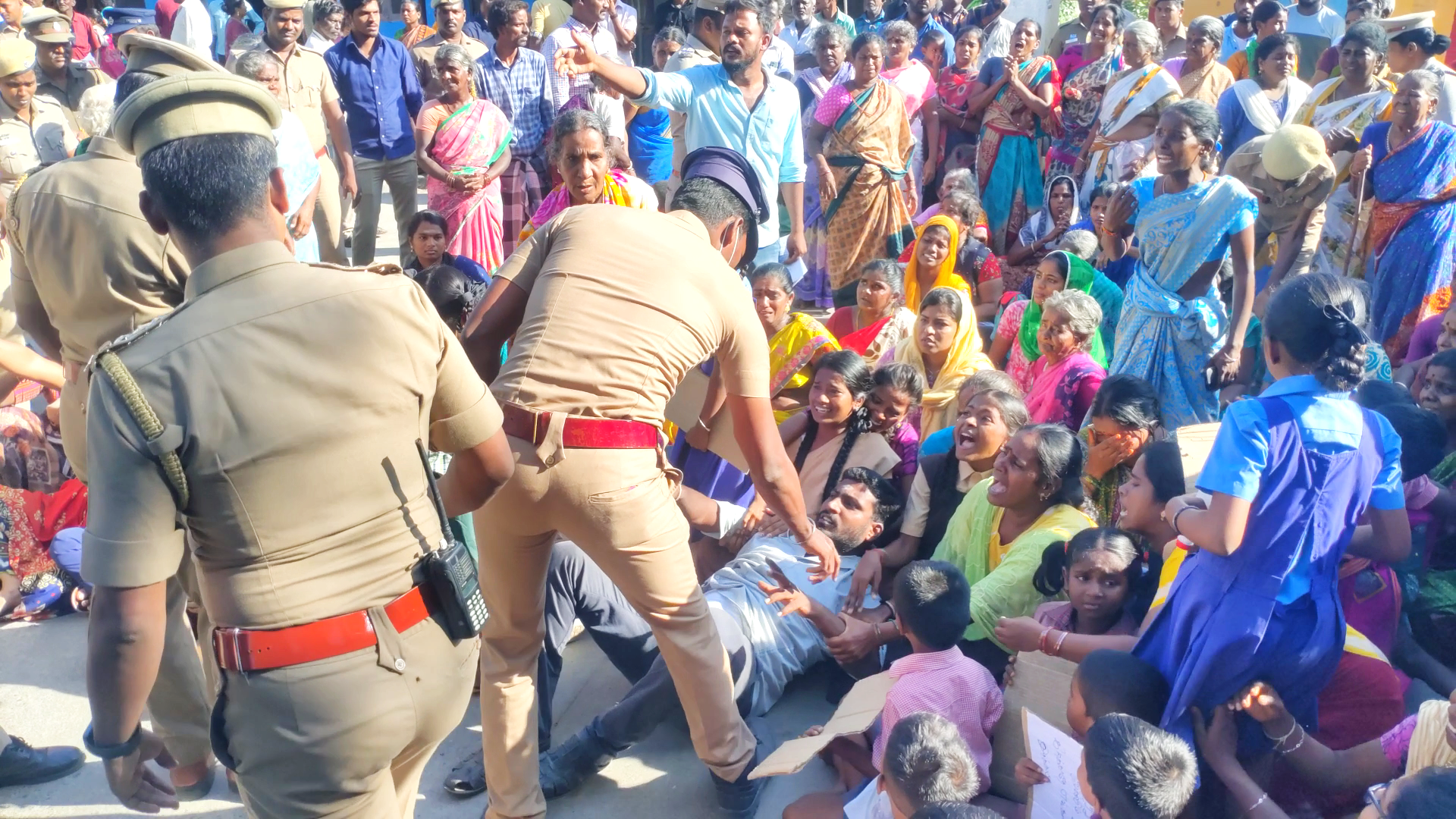 காஞ்சிபுரம் பொன்னேரிக்கரையி்ல் ஆக்கிரமித்து கட்டிய 82 வீடுகள் இடித்து அகற்றம் காஞ்சிபுரம் பொன்னேரிக்கரையி்ல் ஆக்கிரமித்து கட்டிய 82 வீடுகள் இடித்து அகற்றம்