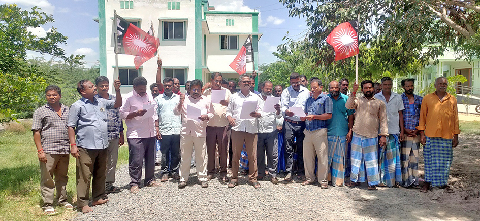 தொழிலாளர் முன்னேற்ற சங்கத்தினர் ஆர்ப்பாட்டம் தொழிலாளர் முன்னேற்ற சங்கத்தினர் ஆர்ப்பாட்டம்