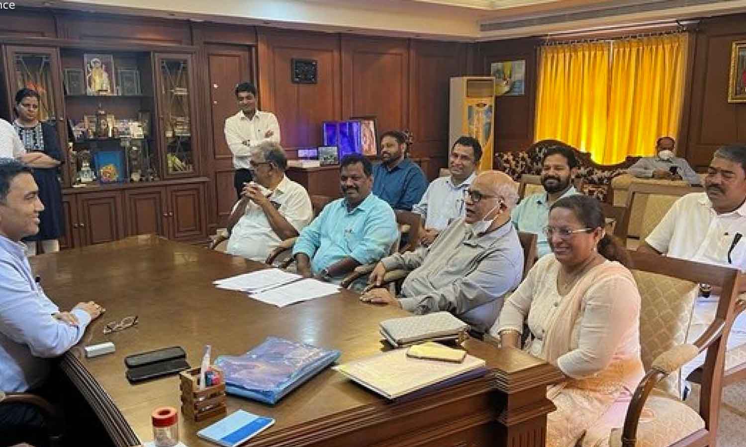 கோவா காங்கிரஸ் எம்.எல்.ஏ.க்கள் 8 பேர் பா.ஜனதாவில் இணைந்தனர்