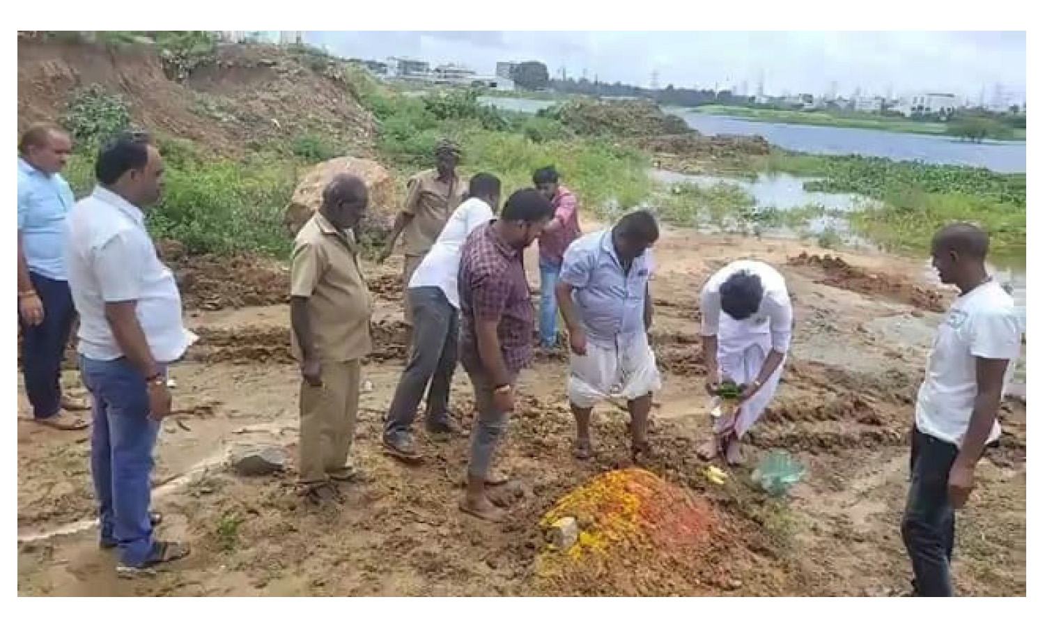 ஓசூரில் நெகிழ்ச்சி சம்பவம்: இறந்த குரங்கிற்கு சடங்குகளுடன் இறுதி மரியாதை செய்து அடக்கம் ஓசூரில் நெகிழ்ச்சி சம்பவம்: இறந்த குரங்கிற்கு சடங்குகளுடன் இறுதி மரியாதை செய்து அடக்கம்