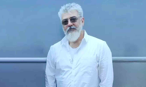 பைக் பயணித்தின் இடையே புத்தர் கோவிலில் வழிபாடு செய்த அஜித்