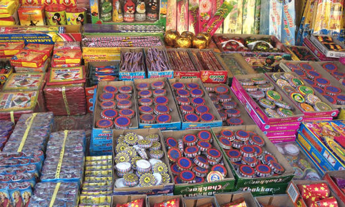 தீபாவளி விற்பனைக்காக விதிகளை மீறி வீடுகளில் பட்டாசு கிப்ட் பாக்ஸ் தயாரிக்கும் பெண்கள்