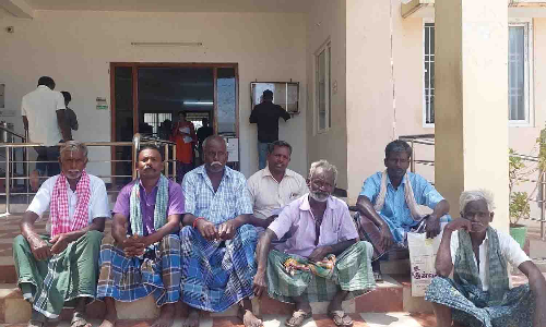 கொளத்துப்பாளையம் பேரூராட்சி அலுவலகம் முன்பு பொதுமக்கள் தர்ணா