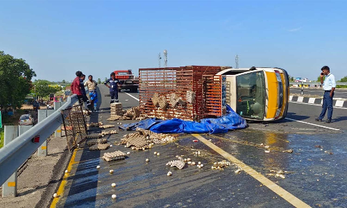 மினி லாரி கவிழ்ந்து விபத்து- ரூ.2 லட்சம் மதிப்புள்ள வாத்து முட்டைகள் உடைந்து சேதம்