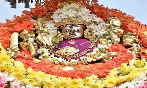 தசரா விழாவுக்காக சாமுண்டீஸ்வரி அம்மன் தங்க சிலை சாமுண்டி மலைக்கு அனுப்பி வைக்கப்பட்டது
