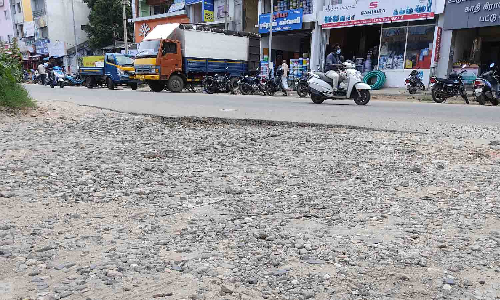 உடுமலையில் குண்டும் குழியுமான சாலையை சீரமைக்க கோரிக்கை