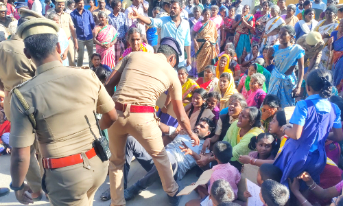 காஞ்சிபுரம் பொன்னேரிக்கரையி்ல் ஆக்கிரமித்து கட்டிய 82 வீடுகள் இடித்து அகற்றம்