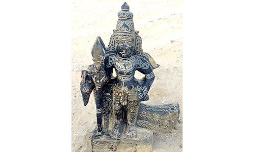 கடற்கரையில் ஒதுங்கிய முருகன் சிலை