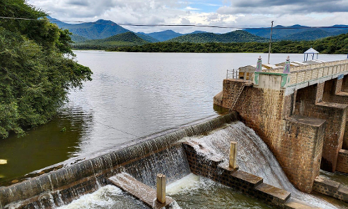 நிரம்பி மறுகால் பாயும் பாலமேடு சாத்தியார் அணை