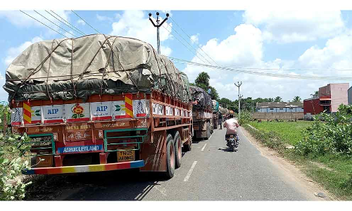 லாரிகள் நிறுத்தப்படுவதால் போக்குவரத்து நெரிசல்