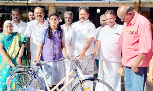 அரசு பள்ளி மாணவர்களுக்கு விலையில்லா சைக்கிள்கள்