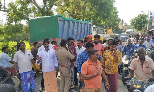 கடலூரில் கவுன்சிலர் தலைமையில் பொதுமக்கள் சாலை மறியல்- லாரிகள் சிறைபிடிப்பு