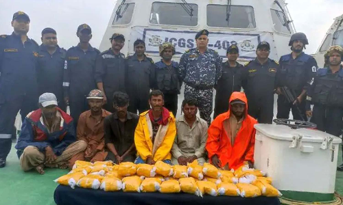 குஜராத் கடலோர பகுதியில் ரூ.200 கோடி போதை பொருளுடன் 6 பாகிஸ்தானியர் கைது