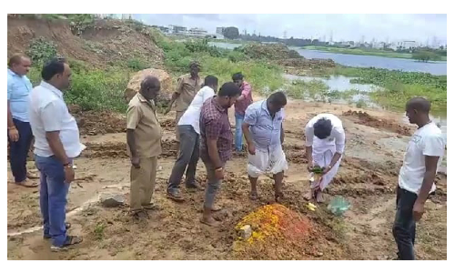 ஓசூரில் நெகிழ்ச்சி சம்பவம்:  இறந்த குரங்கிற்கு சடங்குகளுடன் இறுதி மரியாதை செய்து அடக்கம்