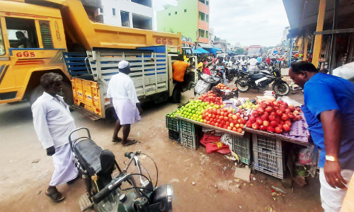 நடைபாதை கடைகளால் போக்குவரத்து பாதிப்பு