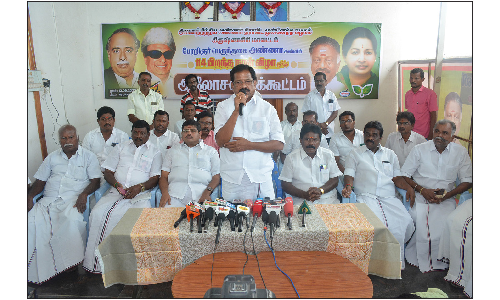 பாராளுமன்ற தேர்தலுக்கு முன்பாக   சசிகலா எங்களுடன் இணைந்து செயல்படுவார்-  கிருஷ்ணகிரியில் முன்னாள் எம்.எல்.ஏ. பேட்டி