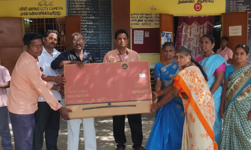 அரசு பள்ளிக்கு ஸ்மார்ட் டிவி வழங்கிய தலைமை ஆசிரியர்