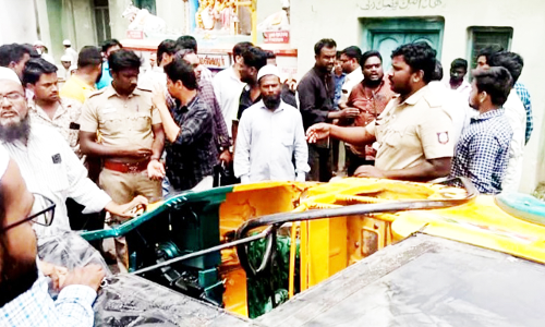 ஆட்டோ கவிழ்ந்து பள்ளி மாணவர்கள் காயம்