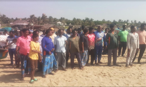 மரக்காணம் அருகே கடற்கரை ஓரத்தில் நிறுத்தியிருந்த விசைப்படகு மூழ்கியது