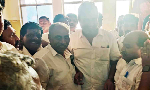 முன்னாள் எம்.எல்.ஏ., குணசேகரன் தலைமையில் கைதான திருப்பூர் மாநகர் மாவட்ட அ.தி.மு.க. நிர்வாகிகளுடன் எஸ்.பி. வேலுமணி சந்திப்பு