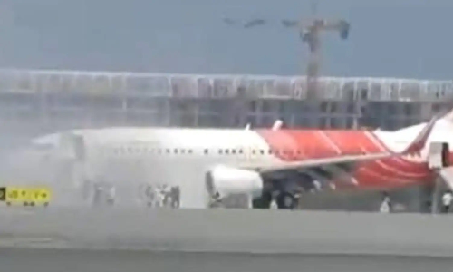 மஸ்கட் ஏர்போர்டில் இருந்த விமானத்தில் திடீர் தீ விபத்து- 14 பயணிகள் படுகாயம்