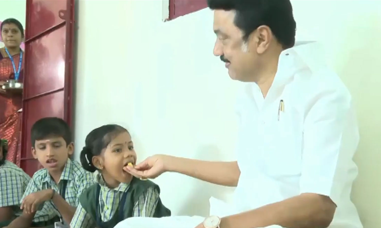 அரசு பள்ளி மாணவர்களுக்கு காலை சிற்றுண்டி திட்டம்- முதல்வர் மு.க.ஸ்டாலின் தொடங்கி வைத்தார்