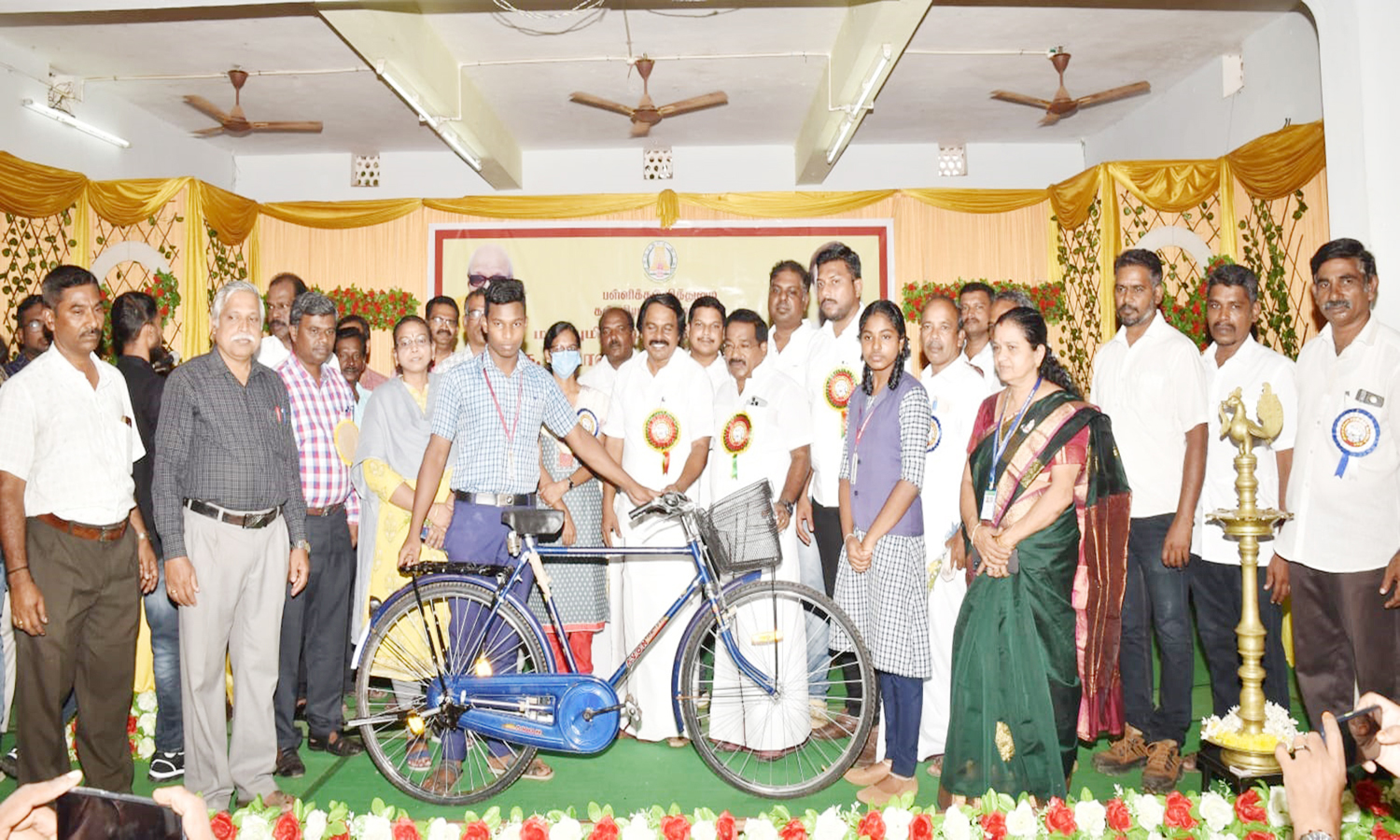 தக்கலையில் இன்று பிளஸ்-1 மாணவ-மாணவிகளுக்கு விலையில்லா சைக்கிள்கள் - அமைச்சர் மனோ தங்கராஜ் வழங்கினார் தக்கலையில் இன்று பிளஸ்-1 மாணவ-மாணவிகளுக்கு விலையில்லா சைக்கிள்கள் - அமைச்சர் மனோ தங்கராஜ் வழங்கினார்