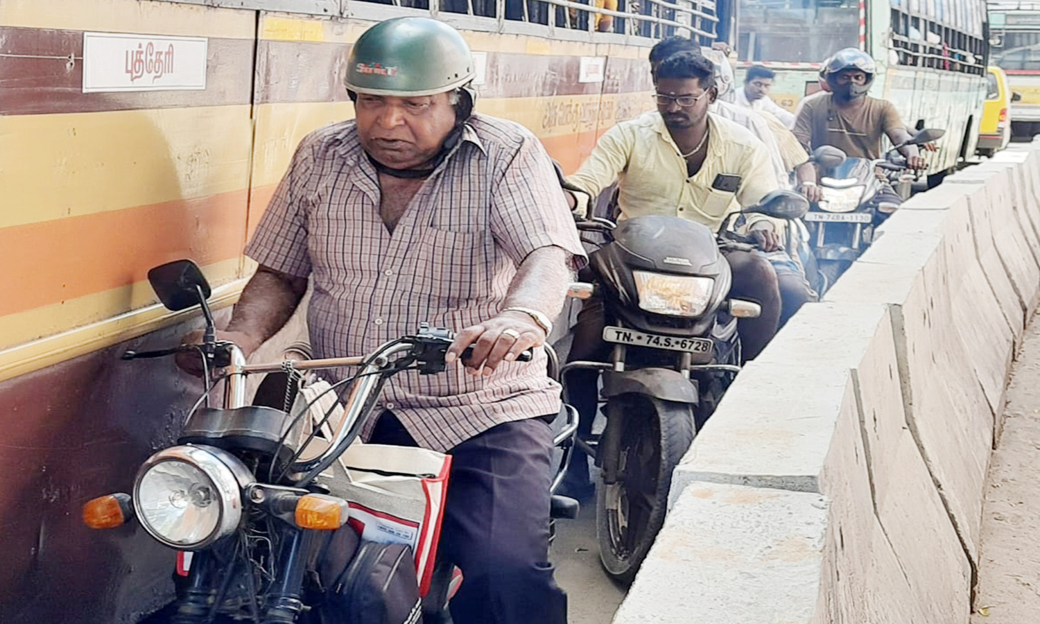 செட்டிகுளம் சந்திப்பில் பஸ்களுக்கிடையே சிக்கி தவிக்கும் இருசக்கர வாகன ஓட்டிகள் - கூடுதல் போலீசார் நியமிக்க வேண்டுகோள் செட்டிகுளம் சந்திப்பில் பஸ்களுக்கிடையே சிக்கி தவிக்கும் இருசக்கர வாகன ஓட்டிகள் - கூடுதல் போலீசார் நியமிக்க வேண்டுகோள்