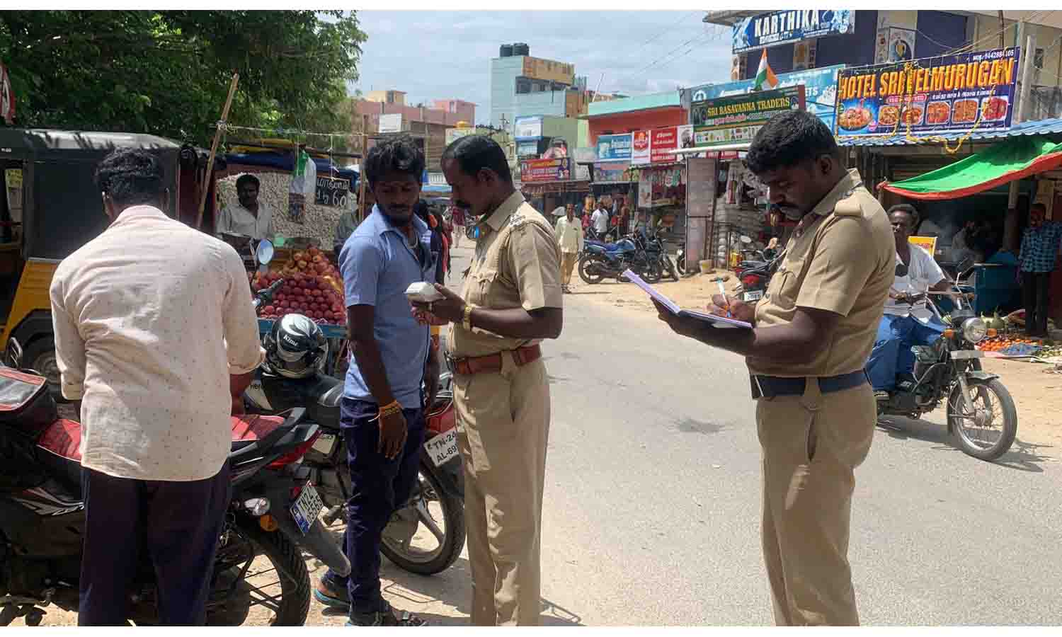 குற்ற சம்பவங்களை தடுக்க வேப்பனப்பள்ளி நகரத்தில் போலீசார் தீவிர வாகன தணிக்கை குற்ற சம்பவங்களை தடுக்க வேப்பனப்பள்ளி நகரத்தில் போலீசார் தீவிர வாகன தணிக்கை