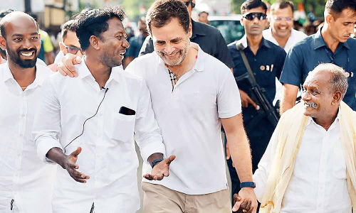 மீன் உணவை விரும்பி சாப்பிடும் ராகுல் காந்தி