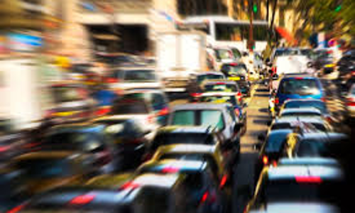 விபத்தில் ஏர்லாக் ஆனதால் நடுரோட்டில் 3 மணி நேரம் நின்ற மினிவேன்