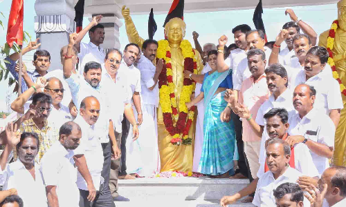 ம.தி.மு.க. சார்பில் அண்ணா சிலைக்கு மாலை