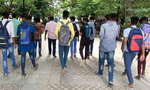 வகுப்புகளுக்கு செல்லாமல் பூங்காவில் சுற்றிய மாணவர்கள்