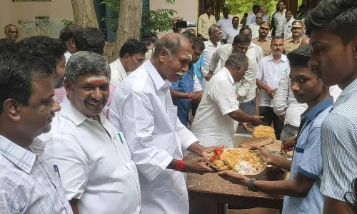 மாணவர்களுக்கு சிக்கன் பிரியாணி விருந்து