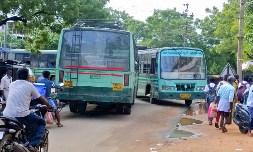 உடன்குடி சந்தையடிதெரு சந்திப்பில் போக்குவரத்து நெரிசலை தவிர்க்க ரவுண்டானா அமைக்க வேண்டும்-  பொதுமக்கள் கோரிக்கை