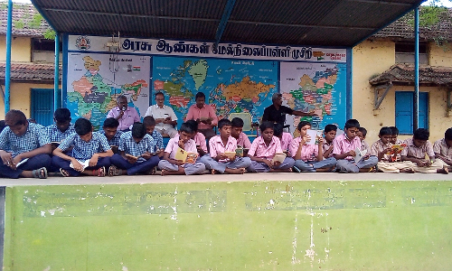 அரசு  பள்ளியில் புத்தக வாசிப்பு  நிகழ்ச்சி