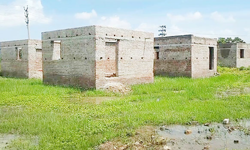 பிரதமரின் திட்டத்தில் தரமற்ற பொருளை கொண்டு வீடுகள் கட்டுவதாக பொதுமக்கள் புகார்