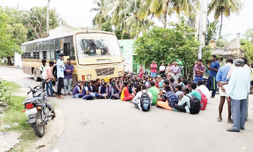 அரசு பஸ்சை சிறைப்பிடித்து மாணவர்கள் மறியல்