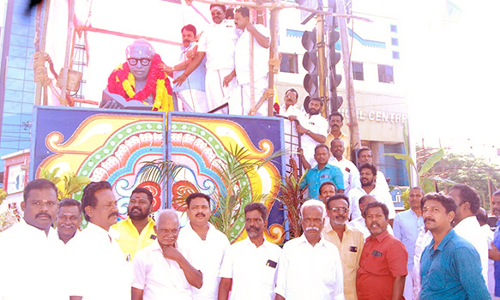 தஞ்சையில் ஓ.பன்னீர்செல்வம் அணி சார்பில் அண்ணா சிலைக்கு மரியாதை