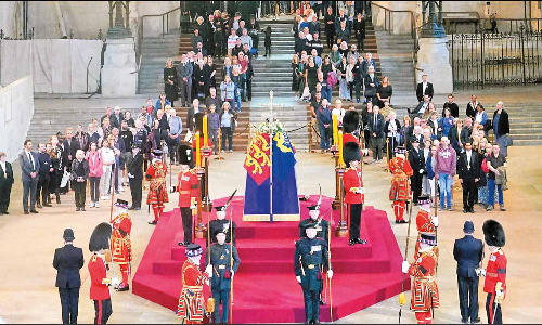 ராணி எலிசபெத் இறுதிச்சடங்கில் பங்கேற்க மக்கள் வெள்ளமென திரள்கிறார்கள்