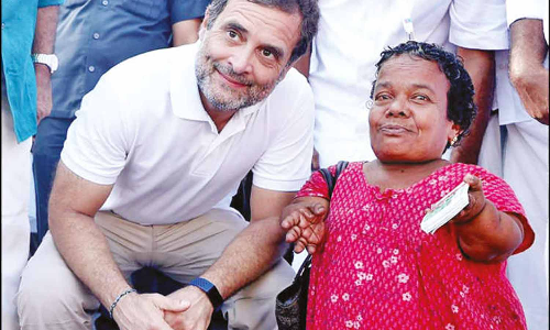 மாற்றுத்திறனாளி பெண்ணிடம் லாட்டரி சீட்டு வாங்கிய ராகுல் காந்தி