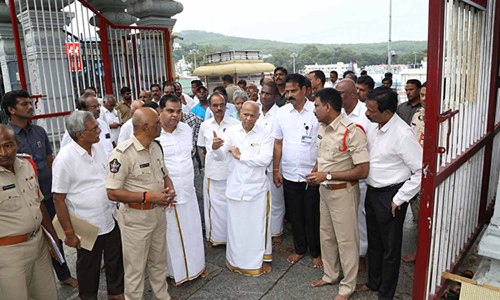 திருப்பதி ஏழுமலையான் கோவில் நான்கு மாடவீதிகளில் அதிகாரி நேரில் ஆய்வு